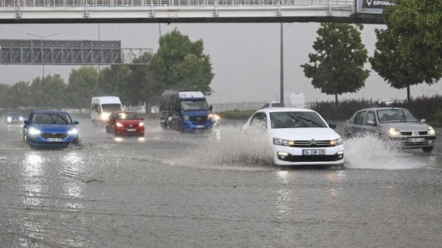 Ankara'da sağanak yağış ve dolu etkili oldu