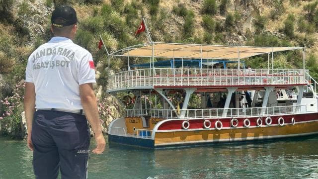 Birecik Baraj Gölü'ndeki arızalı teknedeki 40 kişi kurtarıldı