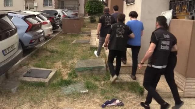 İzmir'de FETÖ'ye yönelik operasyon: 80 kişi gözaltında