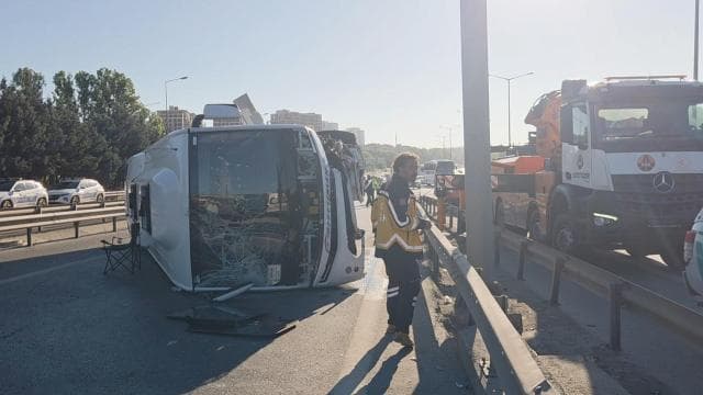 İstanbul'da midibüs devrildi, 12 kişi yaralandı