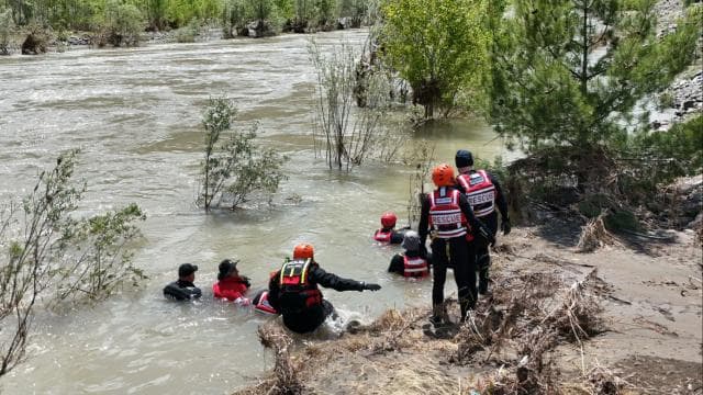 Kelkit Irmağı'nda kaybolan 18 yaşındaki kız için arama çalışmaları devam ediyor