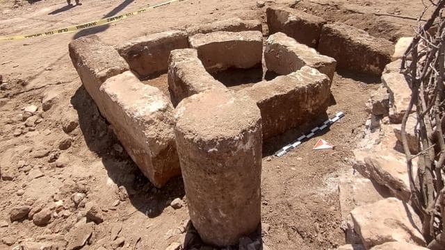 Mardin'de parke taşı döşerken tarihi taş bloklar bulundu