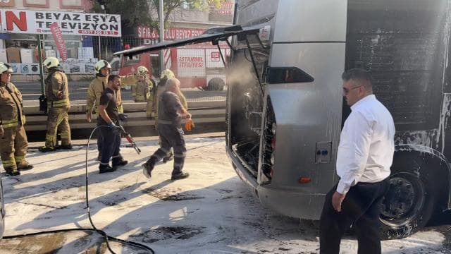 Avcılar'da metrobüs motorunda yangın çıktı