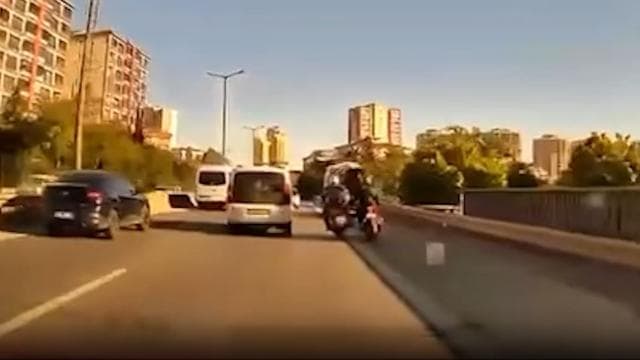 Kartal'da motosiklet, emniyet şeridindeki servise çarptı