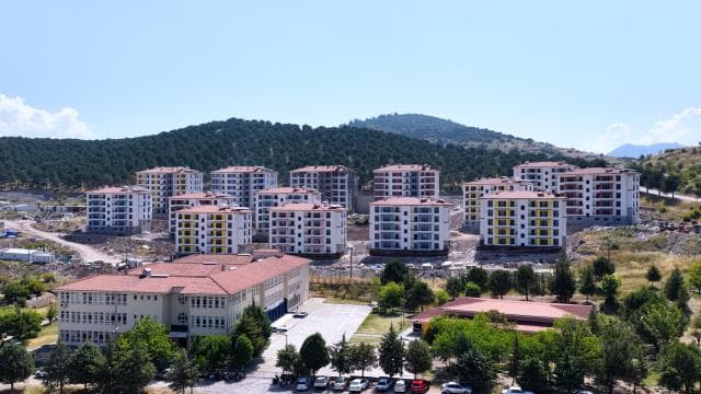 Sındırgı'da deprem konutlarının inşası sona eriyor