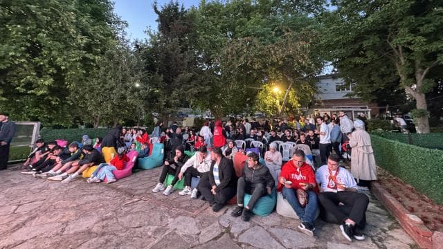 Üsküdar'da vatandaşlar A Milli Takıma destek için sabah namazında buluştu