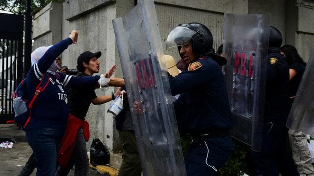 Dünya Kupası açılışında stadyum önünde çatışmalar yaşandı
