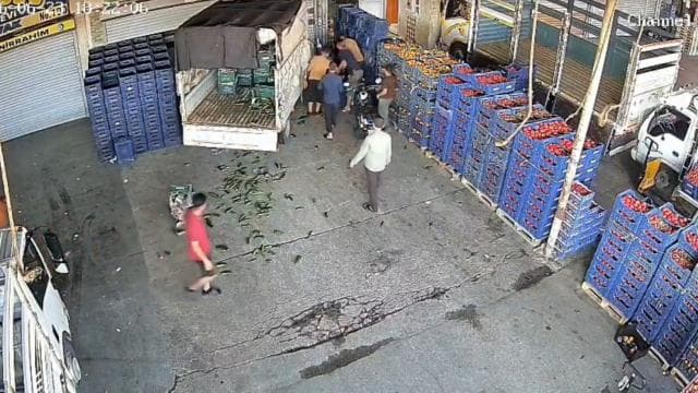 Adana'da iş yerinin önünde oturan kişiye kamyonet çarptı