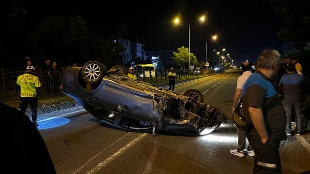 Takla atan otomobilden yaralanmadan çıktılar