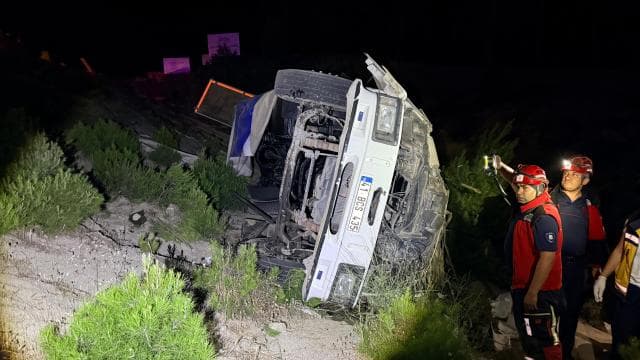 Balıkesir'de devrilen kamyonda 1 kişi öldü, 1 kişi yaralandı
