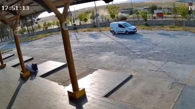 Diyarbakır'da takla atan otomobil sürüklendi, 3 yaralı