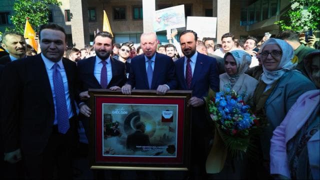 Gençler, Erdoğan'a Babalar Günü kutlaması yaptı