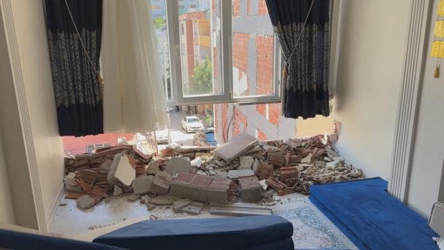 Esenyurt'ta yıkılan bina yanındaki yapıya zarar verdi