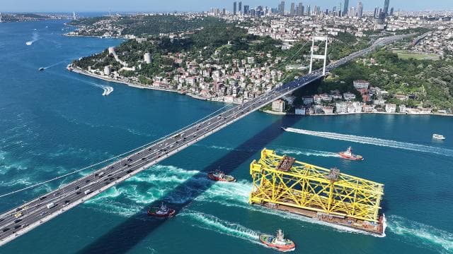 İstanbul Boğazı'ndan 350 metrelik sondaj platformu geçti