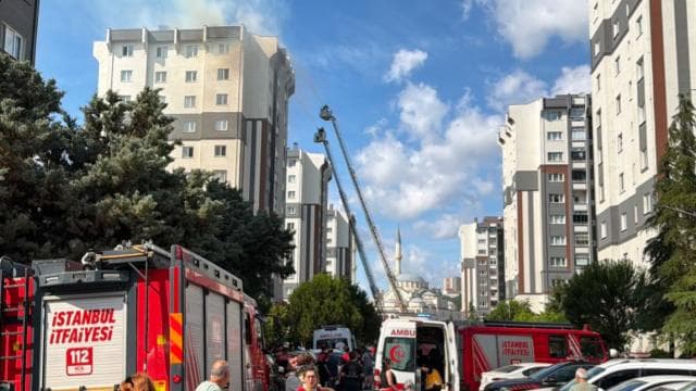İstanbul'da binanın çatısında yangın çıktı, 12 kişi hastaneye kaldırıldı