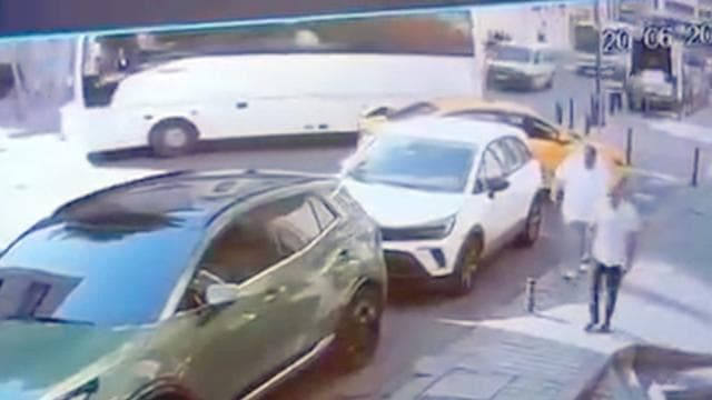 Fatih'te geri kayarak iş yerine çarpan otobüs güvenlik kamerasında