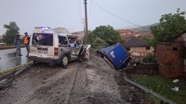 Manisa'da 3 aracın karıştığı kazada 2 ölü, 4 yaralı