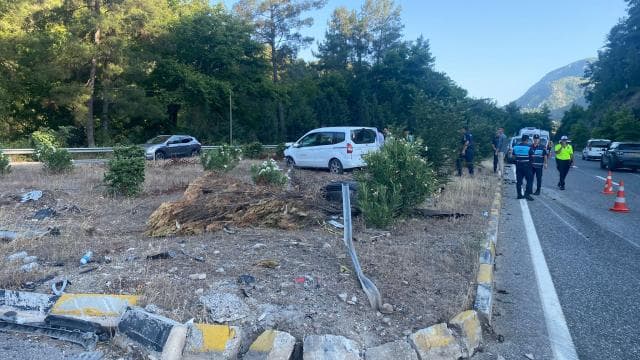 Muğla'da iki kamyonet çarpıştı, 1 kişi hayatını kaybetti