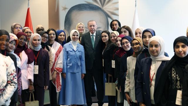 Cumhurbaşkanı Erdoğan, Genç Müslüman Kadınlar Liderlik Programı katılımcılarını ağırladı