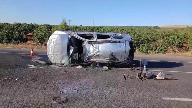 Şanlıurfa'da devrilen hafif ticari araçta 2 kişi hayatını kaybetti