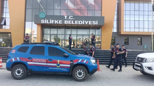 Silifke Belediyesi'nde yolsuzluk soruşturması: 19 kişi gözaltında