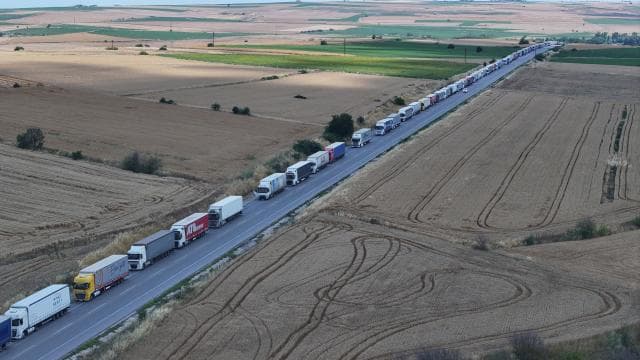 Hamzabeyli Sınır Kapısı'nda 23 kilometre tır kuyruğu oluştu