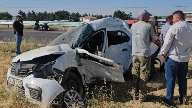 YKS'ye giden öğrencilerin bulunduğu otomobil tırla çarpıştı, 2 yaralı