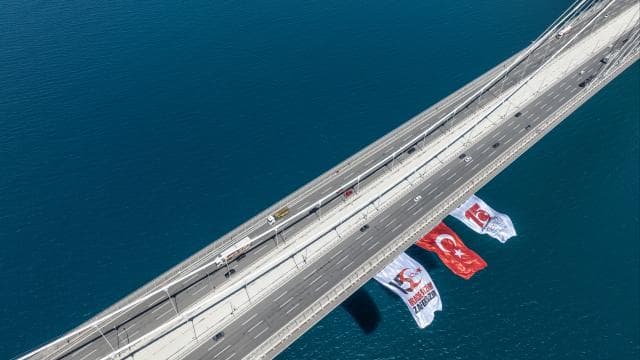 15 Temmuz için Boğaz köprülerine Türk bayrağı asıldı