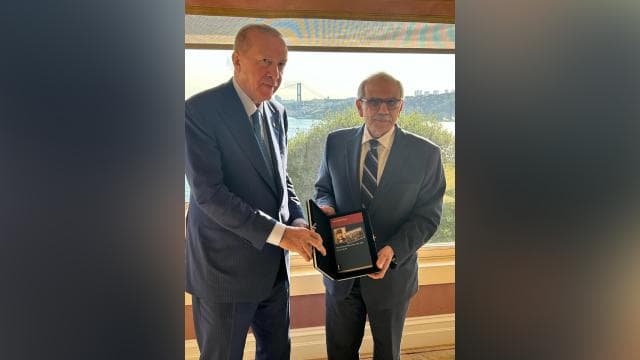 Cumhurbaşkanı Erdoğan, Lübnan Başbakanı'na anlamlı bir hediye verdi