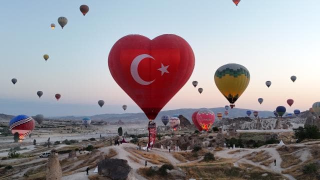 Kapadokya'da sıcak hava balonları Türk bayraklarıyla havalandı