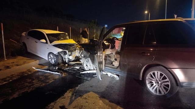 Ters yönde giden otomobil zincirleme kazaya yol açtı: 5 yaralı