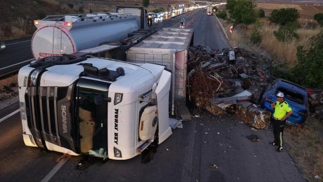 Kırıkkale'de devrilen tırdan son anda kurtulan otomobil sürücüsü
