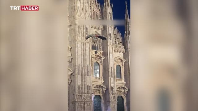 Milano'da Filistin bayrağı renkleriyle paraşütle Duomo Katedrali'nden atlayış yapıldı