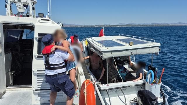 İzmir ve Aydın açıklarında rahatsızlanan 2 kişi tahliye edildi