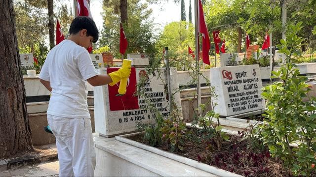 Osmaniye'den Abdullah, temizlik malzemeleriyle hayratları temizliyor