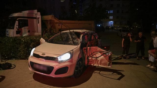 Ümraniye'de hafriyat kamyonu ile otomobil çarpıştı, 4 yaralı