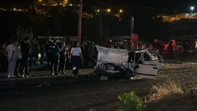 Adana'da trafik ışıklarında bekleyen araca çarpan sürücü hayatını kaybetti