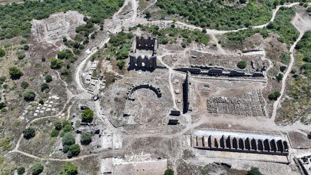 Aspendos'taki 2 bin yıllık tiyatro caddesi ortaya çıkarıldı