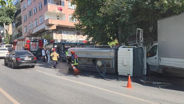 Bayrampaşa'da su tankeri devrildi, kaza anı güvenlik kamerasında
