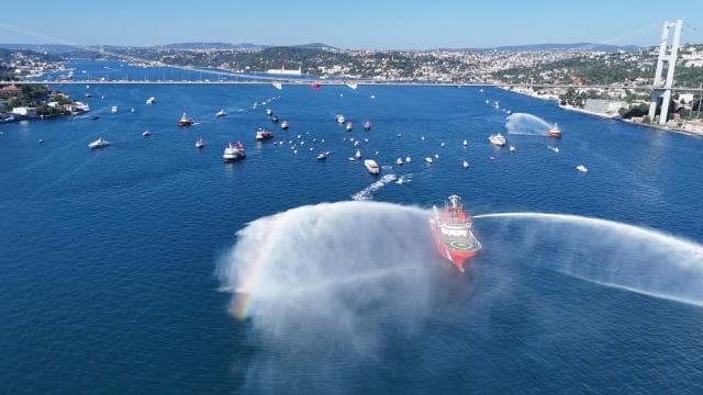 İstanbul Boğazı'nda 15 Temmuz şehitleri için 253 gemilik deniz korteji yapıldı