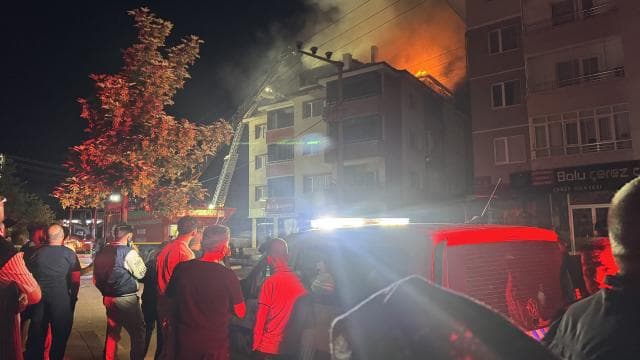 Bolu'da apartmanın çatı katında yangın çıktı