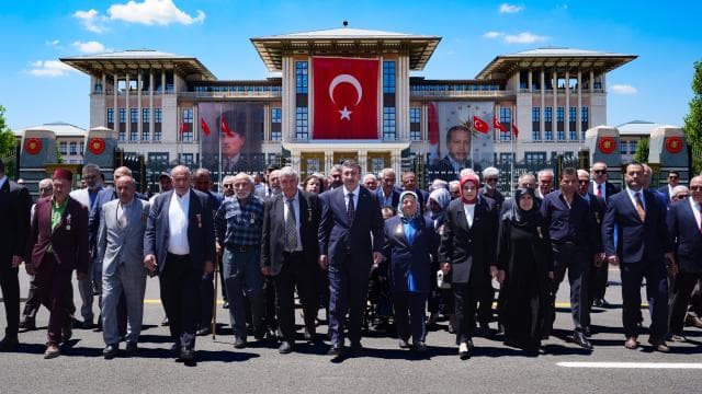 Cumhurbaşkanı Yardımcısı Yılmaz, 15 Temmuz Anıtı'na çiçek bıraktı