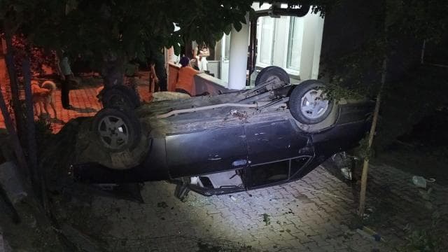Samsun'da otomobil takla atarak bir evin bahçesine devrildi