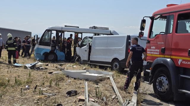Manisa'da midibüs ve panelvan çarpıştı: 1 ölü, 10 yaralı
