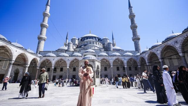 Otizmli Joshie, İngiltere'deki Müslüman karşıtlığına karşı İstanbul'da kek dağıtıyor