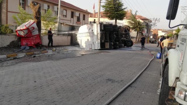 Balıkesir'de devrilen akaryakıt tankerindeki sızıntı kontrol altına alındı