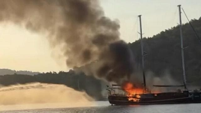 Göcek'te yangın çıkan tekne suya battı