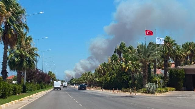 Antalya'nın Kepez ilçesinde orman yangını başladı