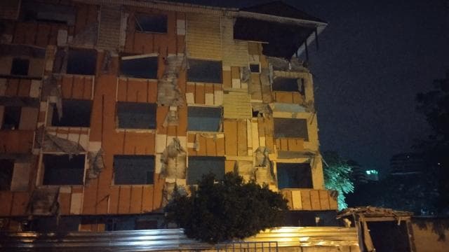 İstanbul'da yıkım aşamasındaki binanın balkonları ve duvarı çöktü