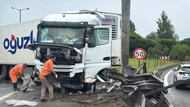 Pendik'te tır bariyerlere çarptı, trafik yoğunluğu oluştu